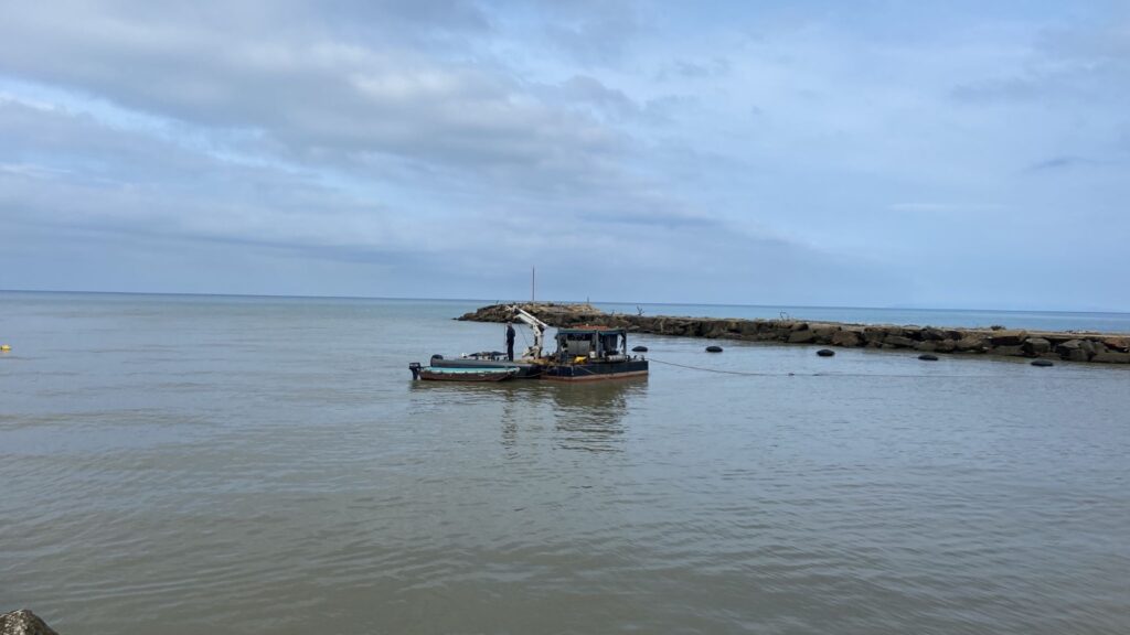 Proseguono i lavori per l’escavazione della foce del fiume Fiora